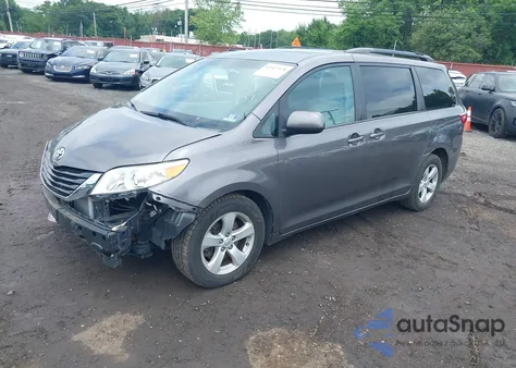 2015 Toyota Sienna Le 8 Passenger z USA, uszkodzony, nr VIN 5TDKK3DC3FS685223